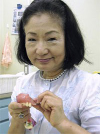 顎義歯を手にするＨＩさん